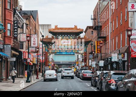 Blick auf eine Straße voller Restaurants, Geschäfte und anderer chinesischer Geschäfte in Chinatown, Philadelphia, USA Stockfoto