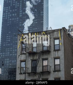 Eine vertikale Aufnahme des Namens Anna Graffiti auf einem Midtown Wohngebäude in NY Stockfoto