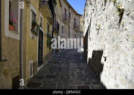 Eine schmale Straße im Dorf Calvello in der Region Basilicata in Italien Stockfoto