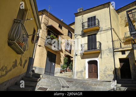 Eine schmale Straße im Dorf Calvello in der Region Basilicata in Italien Stockfoto