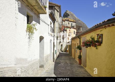 Eine enge alte Straße mit Blumen geschmückt, gepflastert mit Stein. Treppen nach oben, Castelmezzano, ein Dorf in der Region Basilicata in Italien. Stockfoto