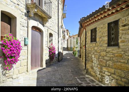 Blick auf enge Gassen und historische Gebäude in der Region Basilicata, Castelmezzano, Italien Stockfoto