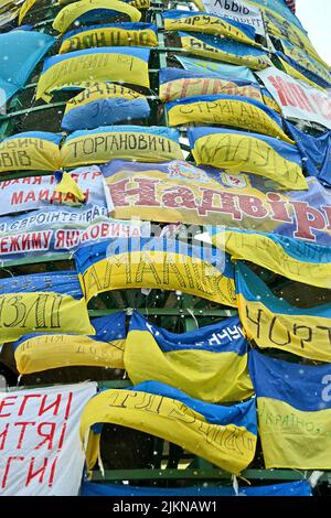 Mauer aus Flaggen auf dem Euro-maidan-Treffen in Kiew. Treffen zum Niedergang der Ukraine für die Integration in die Europäische Union. Stockfoto