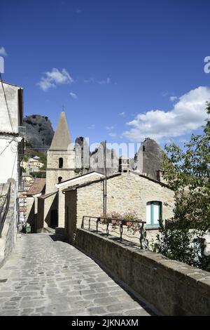 Eine enge alte Straße mit Stein gepflastert. Castelmezzano ist ein Dorf in der Region Basilicata in Italien. Stockfoto