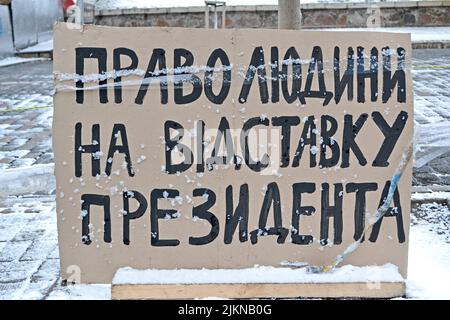 Menschenrechte für den Rücktritt des Präsidenten als Plakat zum Euro-maidan-Treffen in Kiew. Treffen zum Niedergang der Ukraine für die Integration in die EU. Stockfoto