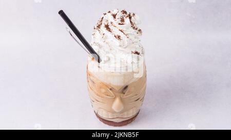 Der Eiskaffee mit Zuckerwatte und Vanilleeis Stockfoto