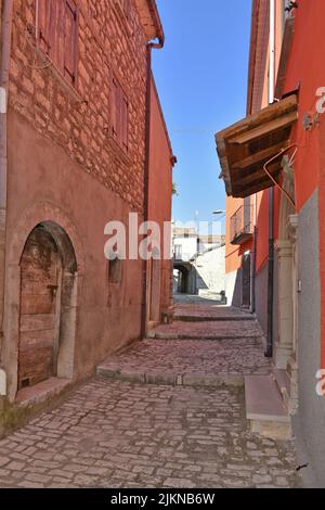 Eine vertikale Aufnahme für eine Straße in sepino, einem Dorf in der region molise in Italien. Stockfoto