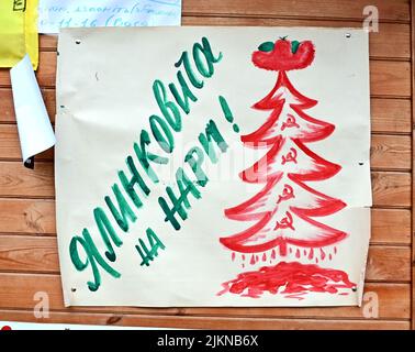 Plakat mit Blutbaum auf ukrainischer Sprache zum Euro-maidan-Treffen in Kiew. Treffen zum Niedergang der Ukraine für die Integration in die EU. Stockfoto