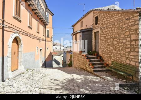 Eine vertikale Aufnahme für eine Straße in sepino, einem Dorf in der region molise in Italien. Stockfoto