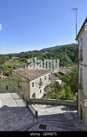 Eine vertikale Aufnahme für eine Straße in sepino, einem Dorf in der region molise in Italien. Stockfoto