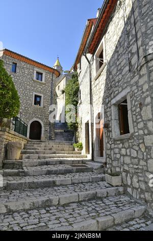 Eine vertikale Aufnahme für eine Straße in sepino, einem Dorf in der region molise in Italien. Stockfoto