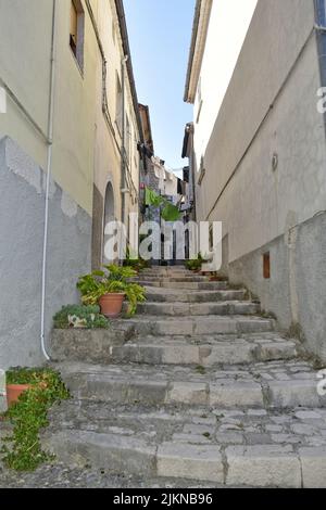 Eine vertikale Aufnahme für eine Straße in sepino, einem Dorf in der region molise in Italien. Stockfoto