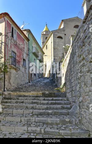 Eine vertikale Aufnahme für eine Straße in sepino, einem Dorf in der region molise in Italien. Stockfoto