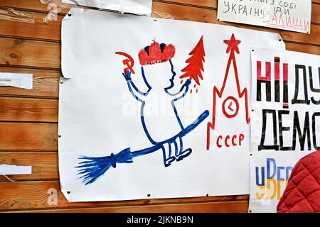 Plakat mit Blutbaum auf ukrainischer Sprache zum Euro-maidan-Treffen in Kiew. Treffen zum Niedergang der Ukraine für die Integration in die EU. Stockfoto