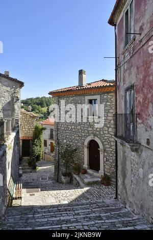 Eine vertikale Aufnahme für eine Straße in sepino, einem Dorf in der region molise in Italien. Stockfoto