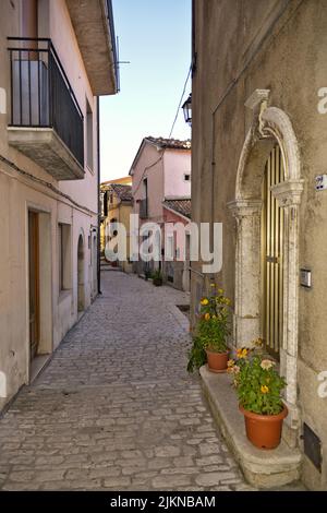 Eine vertikale Aufnahme für eine Straße in sepino, einem Dorf in der region molise in Italien. Stockfoto