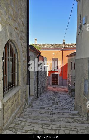 Eine vertikale Aufnahme für eine Straße in sepino, einem Dorf in der region molise in Italien. Stockfoto