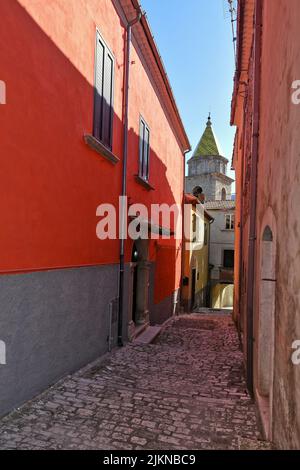 Eine vertikale Aufnahme für eine Straße in sepino, einem Dorf in der region molise in Italien. Stockfoto