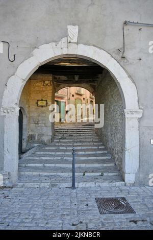 Eine vertikale Aufnahme einer Straße in Sepino, einem Dorf in der Region Molise in Italien. Stockfoto