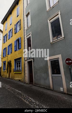 AX Les Termes, Frankreich : 2022. März 14 : Hausfronten in AX Les Thermes an einem Winternachmittag im Jahr 2022. Stockfoto