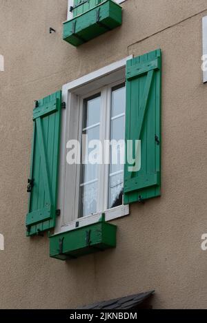 AX Les Termes, Frankreich : 2022. März 14 : Hausfronten in AX Les Thermes an einem Winternachmittag im Jahr 2022. Stockfoto