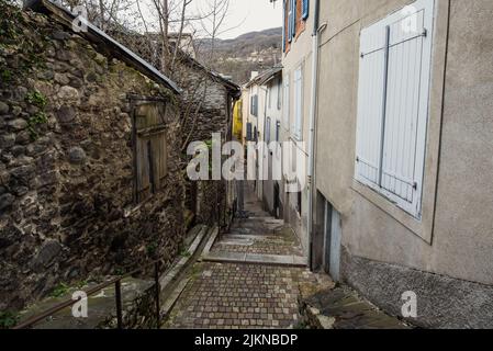 AX Les Termes, Frankreich : 2022. März 14 : Hausfronten in AX Les Thermes an einem Winternachmittag im Jahr 2022. Stockfoto