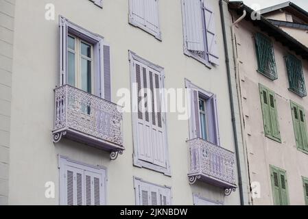 AX Les Termes, Frankreich : 2022. März 14 : Hausfronten in AX Les Thermes an einem Winternachmittag im Jahr 2022. Stockfoto