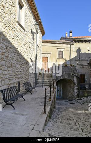 Eine vertikale Aufnahme einer Straße in Sepino, einem Dorf in der Region Molise in Italien. Stockfoto