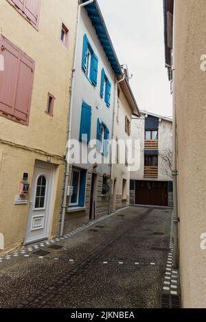 AX Les Termes, Frankreich : 2022. März 14 : Hausfronten in AX Les Thermes an einem Winternachmittag im Jahr 2022. Stockfoto