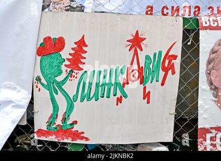Plakat mit Blutbaum auf ukrainischer Sprache zum Euro-maidan-Treffen in Kiew. Treffen zum Niedergang der Ukraine für die Integration in die EU. Stockfoto