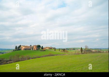 Eine malerische Aussicht auf Wiesen in der Via Francigena, Toskana, Italien Stockfoto