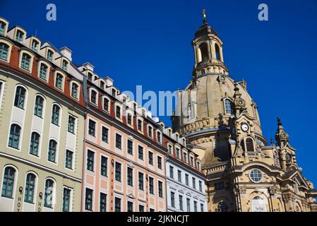 Dresden, Deutschland - März 28. 2022: Frauenkirche und historische Gebäude vor blauem Himmel Stockfoto