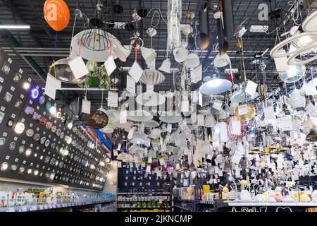 Interieur eines Geschäfts, in dem Lampen und Kronleuchter verkauft werden Stockfoto