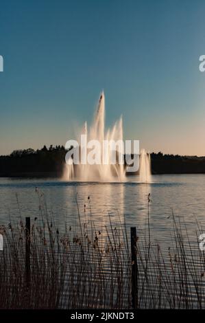 Eine wunderschöne Aufnahme des Centennial Fountain in Peterborough's Little Lake an einem schönen sonnigen Tag gegen blauen Himmel, Ontario, Kanada Stockfoto