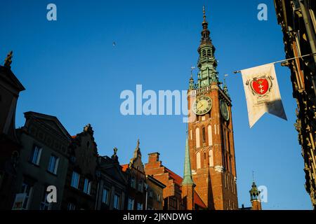 Danzig, Polen. 01. August 2022. Der Blick auf das Rathaus in der Altstadt von Danzig. Danzig ist eine der beliebtesten touristischen Städte in Polen. Der Guardian bot Touristen an, ihren Urlaub in Polen zu verbringen und dabei Respekt vor dem Land zu zeigen, das den ukrainischen Flüchtlingen nach dem russischen Einmarsch in die Ukraine viel hilft. Kredit: SOPA Images Limited/Alamy Live Nachrichten Stockfoto