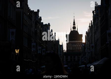 Danzig, Polen. 01. August 2022. Abendansicht der Dluga Straße in der Altstadt von Danzig. Danzig ist eine der beliebtesten touristischen Städte in Polen. Der Guardian bot Touristen an, ihren Urlaub in Polen zu verbringen und dabei Respekt vor dem Land zu zeigen, das den ukrainischen Flüchtlingen nach dem russischen Einmarsch in die Ukraine viel hilft. Kredit: SOPA Images Limited/Alamy Live Nachrichten Stockfoto