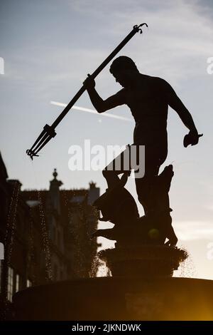 Danzig, Polen. 01. August 2022. Der Neptunbrunnen in der Dluga Straße in der Altstadt von Danzig. Danzig ist eine der beliebtesten touristischen Städte in Polen. Der Guardian bot Touristen an, ihren Urlaub in Polen zu verbringen und dabei Respekt vor dem Land zu zeigen, das den ukrainischen Flüchtlingen nach dem russischen Einmarsch in die Ukraine viel hilft. Kredit: SOPA Images Limited/Alamy Live Nachrichten Stockfoto