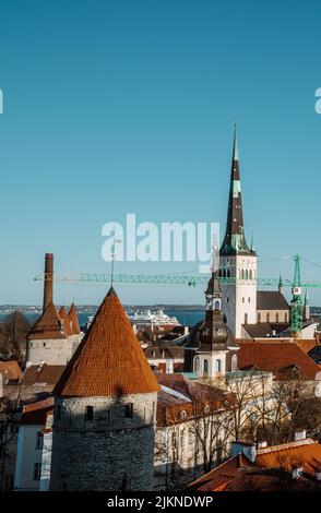 Eine szenische Aufnahme der Innenstadt von Tallinn von der Aussichtsplattform Kohtuotsa aus, Estland Stockfoto