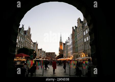 Danzig, Polen. 01. August 2022. Der Blick auf die Dluga Straße und das Rathaus in der Altstadt von Danzig. Danzig ist eine der beliebtesten touristischen Städte in Polen. Der Guardian bot Touristen an, ihren Urlaub in Polen zu verbringen und dabei Respekt vor dem Land zu zeigen, das den ukrainischen Flüchtlingen nach dem russischen Einmarsch in die Ukraine viel hilft. Kredit: SOPA Images Limited/Alamy Live Nachrichten Stockfoto