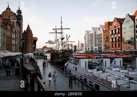 Danzig, Polen. 01. August 2022. An der Küste des Motlawa-Flusses in der Altstadt von Danzig sind Touristenboote zu sehen. Danzig ist eine der beliebtesten touristischen Städte in Polen. Der Guardian bot Touristen an, ihren Urlaub in Polen zu verbringen und dabei Respekt vor dem Land zu zeigen, das den ukrainischen Flüchtlingen nach dem russischen Einmarsch in die Ukraine viel hilft. Kredit: SOPA Images Limited/Alamy Live Nachrichten Stockfoto