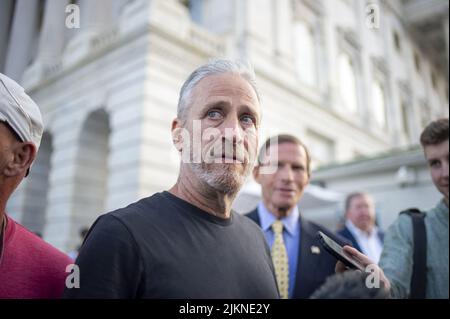 Washington, Usa. 02. August 2022. Der Komiker und Aktivist Jon Stewart spricht, nachdem der Senat am Dienstag, den 2. August 2022, im US-Kapitol in Washington, DC, den PACT Act verabschiedet hat, ein Gesetz zur Ausweitung der Gesundheitsleistungen für Veteranen, die toxischen Verbrennungen ausgesetzt sind. Demonstranten von Veteranenrechtsgruppen wie dem Wounded Warriors Project, Burn Pit 360 und der American Legion stehen seit der vergangenen Woche aus Protest vor dem Kapitol und fordern den Senat auf, den Gesetzentwurf zu verabschieden. Foto von Bonnie Cash/UPI Credit: UPI/Alamy Live News Stockfoto