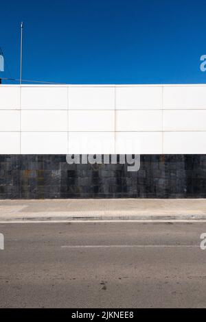 Eine vertikale Aufnahme einer Straße und einer Wand mit verschiedenen Schichten Stockfoto