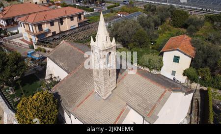 Luftaufnahme einer Kirche in Riva del Garda, Italien Stockfoto