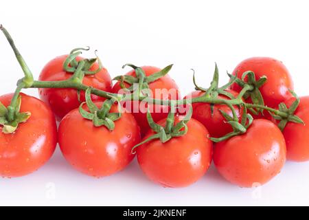 Frisches Gemüse, rote Kirschtomate isoliert auf weißem Hintergrund, Lebensmittelkonzept. Stockfoto