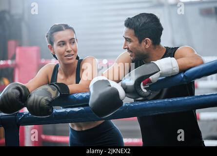 Fit, aktiv und gesund Boxen Team Bindung nach dem Training, Training und Bewegung in einem Wellness-Center. Sportlich, sportlich oder stark, Mann und Frau Stockfoto