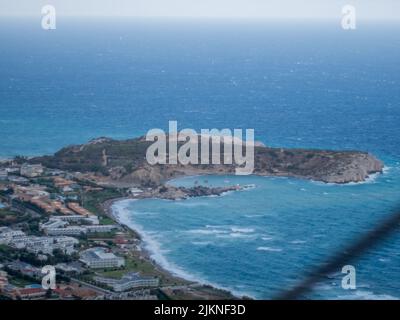 Eine wunderschöne Aussicht auf einen Strand auf Rhodos Stockfoto