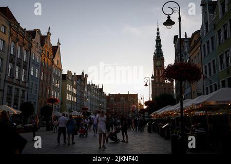 Danzig, Polen. 01. August 2022. Abendansicht der Dluga Straße und des Rathauses in der Altstadt von Danzig. Danzig ist eine der beliebtesten touristischen Städte in Polen. Der Guardian bot Touristen an, ihren Urlaub in Polen zu verbringen und dabei Respekt vor dem Land zu zeigen, das den ukrainischen Flüchtlingen nach dem russischen Einmarsch in die Ukraine viel hilft. (Foto von Volha Shukaila/SOPA Images/Sipa USA) Quelle: SIPA USA/Alamy Live News Stockfoto