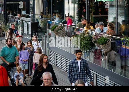 Danzig, Polen. 01. August 2022. In der Altstadt von Danzig wandern die Menschen am Ufer des Flusses Motlava. Danzig ist eine der beliebtesten touristischen Städte in Polen. Der Guardian bot Touristen an, ihren Urlaub in Polen zu verbringen und dabei Respekt vor dem Land zu zeigen, das den ukrainischen Flüchtlingen nach dem russischen Einmarsch in die Ukraine viel hilft. (Foto von Volha Shukaila/SOPA Images/Sipa USA) Quelle: SIPA USA/Alamy Live News Stockfoto