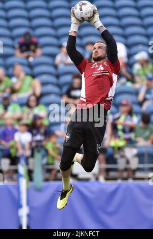 Seattle, Washington, USA. 02. August 2022: Seattle Sounders-Torwart Stefan frei (24) in der Luft für einen Block während der Aufwärmphase vor dem MLS-Fußballspiel zwischen dem FC Dallas und dem Seattle Sounders FC im Lumen Field in Seattle, WA. Steve Faber/CSM Credit: CAL Sport Media/Alamy Live News Stockfoto