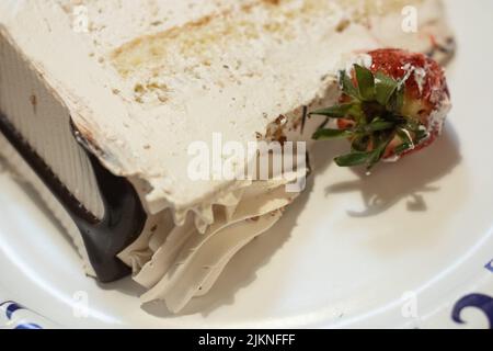 Eine dreischichtige Torte mit Erdbeere und Schokolade Stockfoto